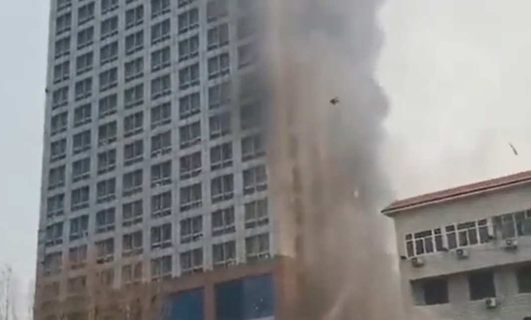 突发！河北石家庄市一高层建筑起火，当地有关部门采取了哪些急救措施？