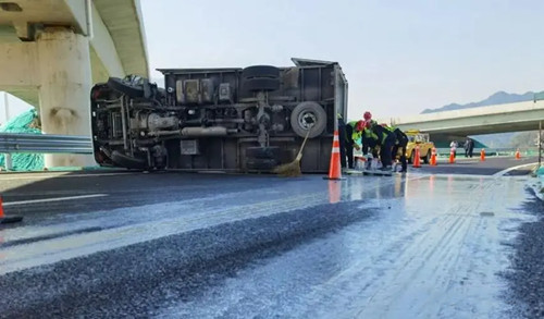 山西198吨大货车老板回应匝道侧翻，造成此事故的原因是什么？