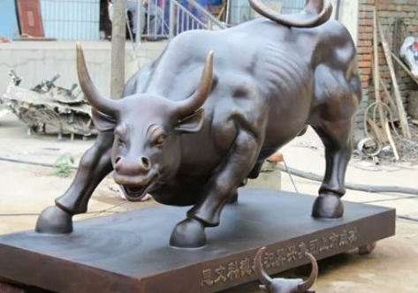 华尔街铜牛雕塑创作者去世，铜牛雕塑有什么艺术价值？